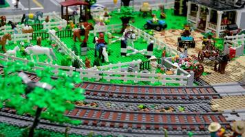 Canadá Vancouver 17.05.2024 trébol rodeo y país justa Lego bloques casas carros calles trenes tranvías. real vida de Lego juguetes de cerca imágenes de vias ferreas en un enorme ciudad hecho de bloques video
