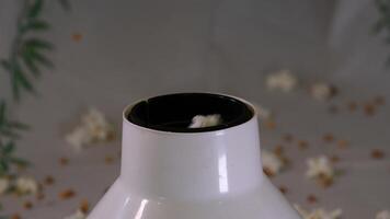 heerlijk zoet popcorn met veel van karamel, karamel smaak van popcorn detailopname video