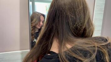 pelo Lavado de cerca. Lavado apagado champú desde rubia largo cabello. pelo colorante. a pelo salón o peluquero. video