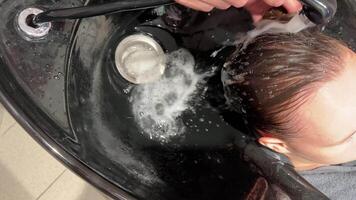Friseur Waschen weiblich Kunden Haar, schließen oben video