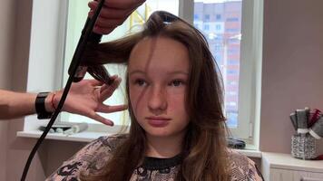 een Mens kapper wast vrouw haar- na verven haar haar. detailopname video