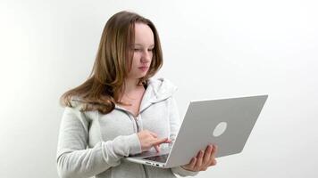 un mujer con un frío trabajos a el computadora y bebidas té con limón a hogar en cama video