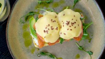 avocado ei boterhammen en koffie voor gezond ontbijt. geheel graan toast met gepureerd avocado, gebakken eieren en biologisch microgreens Aan wit tafel. video