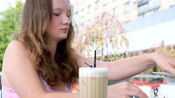feliz mulher bebendo gelo café com leite dentro uma parque video
