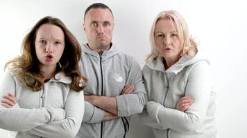drei unzufrieden empört Menschen ein Mann zwei Frauen ein jung Teenager Mädchen mittleren Alters Menschen aussehen böse in das Rahmen und tanzen ein wütend aussehen video