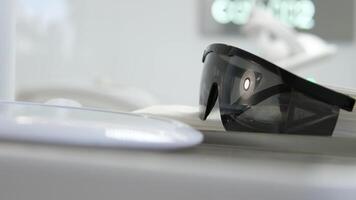Gafas de sol en el dental oficina en el mesa de cerca el cámara despacio flotadores mientras rodaje el objeto video