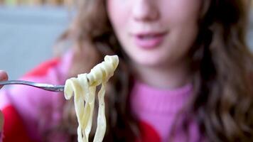 proche en haut de une fourchette prise spaghetti avec carbonara sauce de une plaque. chaud spaghetti carbonara sur une fourchette. italien cuisine et Accueil cuisine concept video