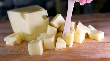 viele klein Stücke von alt Käse und Schiefer beim Käse Fabrik video