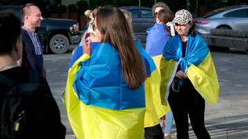 demonstratie in Canada in stad centrum tegen oorlog in Oekraïne mensen met vlaggen van Oekraïne in traditioneel nationaal kleren Oekraïners mannen en Dames met posters Rusland is een terrorist land video