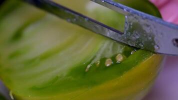 trancher rouge Frais tomates avec couteau, Accueil cuisine. Frais mûr biologique légumes, en bonne santé en mangeant concept. Frais vert tomate video