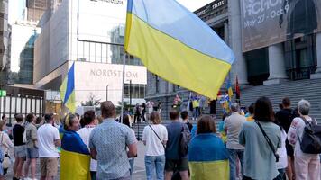 demonstração dentro Canadá dentro cidade Centro contra guerra dentro Ucrânia pessoas com bandeiras do Ucrânia dentro tradicional nacional roupas ucranianos homens e mulheres com cartazes Rússia é uma terrorista país video