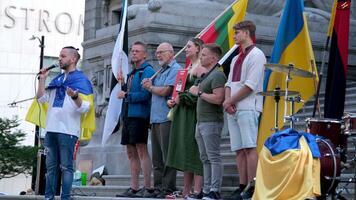 demonstratie in Canada in stad centrum tegen oorlog in Oekraïne mensen met vlaggen van Oekraïne in traditioneel nationaal kleren Oekraïners mannen en Dames met posters Rusland is een terrorist land video