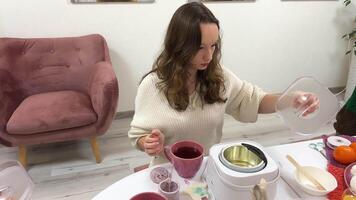 menina afoga-se cera menina medidas a temperatura do a cera para adicionar fragrância, feito à mão velas video