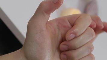 mulheres fazendo mãos alongamento e exercício para proteger escritório síndrome e mão artrite depois de trabalhos às casa escritório dia. saúde Cuidado fácil auto massagem conceito. video