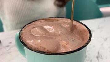 heerlijk cacao drinken koffie of heet chocola, verkoudheid dranken met een bord van desserts en chocola chips en mok vol van heemst in glas Aan de hout tafel detailopname voedsel en drinken zoet concept video