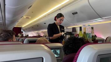 qatar. doha luchthaven 10.04.2024 stewardess voedsel drankjes doha hamad qatar luchtwegen qatar. video