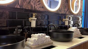 Waschbecken Handtücher Hotel Luxus Whirlpool Badezimmer mit Handtücher gestapelt Nächster zu Wasserhahn im ein Hotel, gleiten Schuss video