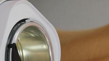 framställning handgjort ljus, smält vax hällde in i en ljus hållare video