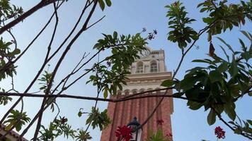 orologio Torre tramonto cittadina nel phu quoc isola, Vietnam. veloce essere sviluppato europeo città copia. sorprendente futuro ricorrere, kien giang Provincia video