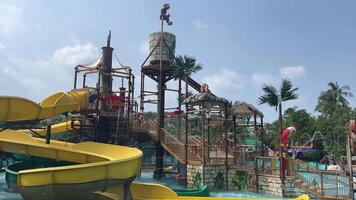 vietnam phu quoc monde solaire aquatopie 18.03.2024 l'eau parc attractions Jeux divers sculptures divertissement prendre câble voiture à un autre île amusement parc récréatif thème parc dans du sud vietnam video
