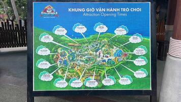 Vietnam phu quoc zonnewereld aquatopie 18-03-2024 water park attracties spellen divers sculpturen vermaak nemen kabel auto naar een ander eiland amusement park recreatief thema park in zuidelijk Vietnam video