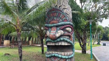 Vietnam phu quoc 05.02.2024 icónico estatua de Sureste Asia con suave oscuridad en el medio de el día. video