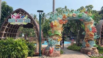 Vietnã phu quoc mundo do sol aquatopia 18.03.2024 água parque atrações jogos vários esculturas entretenimento levar cabo carro para outro ilha diversão parque recreativo tema parque dentro sulista Vietnã video