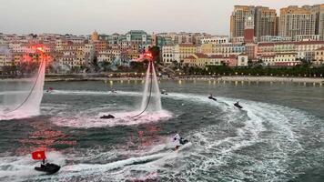 Vietnam phu quoc Insel 29.02.2024 Jet Ski Show Liebe Hurrikan küssen Brücke Sonnenuntergang Stadt, Dorf Liebe Reise Romantik Sonnenuntergang phu quoc Ehe Brücke die meisten angenehm Platz zu registrieren ein Ehe auf das Insel video