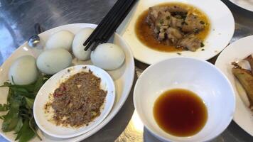huevo con embrión vietnamita delicadeza. balut hervido desarrollando Pato embrión en hoi un, Vietnam. esta es un especial cocina en asiático países. video