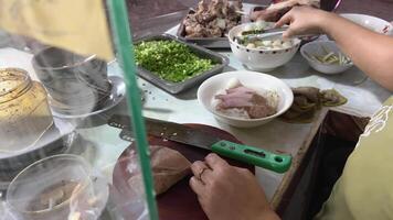 ho chi minh stad, Vietnam 05.02.2024 straat tafereel, Koken en verkoop traditioneel ochtend- pho bo soep. naar pollepel uit soep. Koken pho soep Aan de straat video