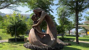 vietnam phu quoc ö stor värld 18.03.2024 brons stor skulptur mor kramar son barn mager panna näsa kram skydda vietnam stor värld phu quoc. skulpturer video