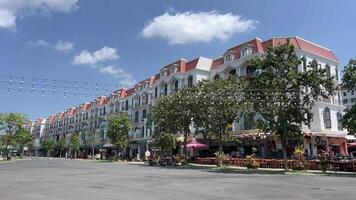 leeg straten van de nieuw stad, Vietnam groots wereld phu quoc. uitgestorven plaats, Daar is Nee een, mooi gebouwen, bouw, een plaats naar Actie in, leeg appartementen, hotel verhuur video