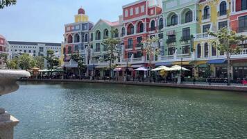 vacío calles de el nuevo ciudad, Vietnam grandioso mundo phu quoc. abandonado lugar, allí es No uno, hermosa edificios, construcción, un sitio a moverse en, vacío apartamentos, hotel alquileres video