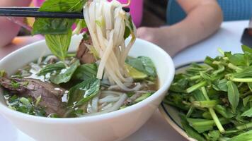 du boeuf nouille soupe la mine chinois nouilles cuit avec sauce. le nouille est tiré lorsque fabrication il video