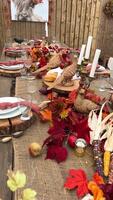 houten reusachtig tafel enorm Aan welke Daar zijn apparaten Aan houten staat mystiek mysterieus halloween kraaien en andere gouden vogelstand zitten Aan de tafel herfst helder oranje en geel bloemen droog omhoog video