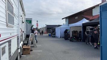 un tienda ciudad para rodaje remolques personas corriendo consiguiendo Listo para rodaje un famoso Actriz tiene llegado usted hipocresía entrar el cerca de el tienda lluvia proteccion Cocinando Vancouver Canadá 2023 video