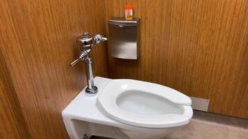 lebenslabore Labor nehmen ein Urin Prüfung Besondere Plastik Gläser im das Toilette ein Fenster zum nehmen und Vorbeigehen Analyse Toilette Schüssel Sauberkeit Richtigkeit Labor Besondere Platz Behandlung finden aus Diagnose video