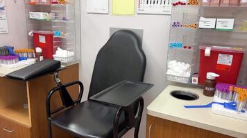 laboratori di vita laboratorio per sangue test seduta camera sedia per il paziente posto per assunzione sangue a partire dal il vena bottiglie bottiglie vario dispositivi sterile guanti pronto per paziente per trova su il diagnosi video