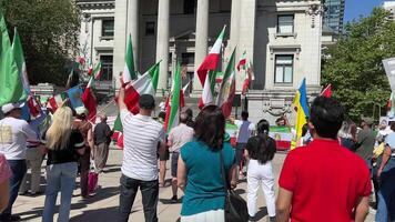 levantamiento de iraní personas en Canadá en Vancouver personas banderas tomó a demostración en defensa de humano derechos en contra guerra en contra terrorismo exigente cambio en poder a derrocamiento regla de dictador video