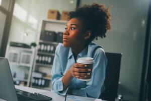 triste cansado joven asiático dama pensamiento, dormir a computadora portátil, sufrimiento desde trabajo excesivo, estrés en habitación interior. fecha límite, problemas en estudiar, trabajar, negocio, Lanza libre a hogar nuevo normal con tecnología foto