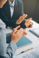 negocio personas aplausos y aplausos a reunión o conferencia, de cerca de manos. grupo de desconocido empresarios y mujer en moderno blanco oficina. éxito trabajo en equipo o corporativo entrenamiento concepto foto