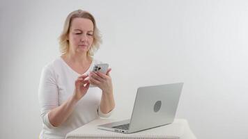donna seduta su divano utilizzando il computer portatile per opera a casa video