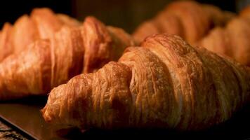 proche en haut de des croissants isolé sur en bois planche. français petit déjeuner concept video