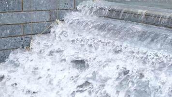 agua fluye abajo el escalera un fuente cerca Vancouver acuario en Stanley parque, Vancouver británico Columbia Canadá video