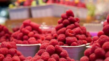 Erdbeere Himbeeren und Brombeeren auf das Markt video