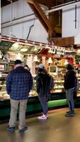 während Mittagessen ein Menge von Menschen Kommen Sie zu Kaufen frisch heiß Essen Sie Stand im Linie meistens Alten Menschen diese ist im Innenstadt Vancouver auf Granville Insel video