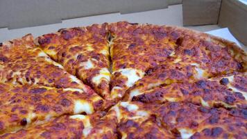 hermosa delicioso queso Pizza soportes en un entrega caja dieta incorrecto comida rápido entrega sabroso rápido quemado Pizza video