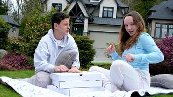 tieners paar van jong mensen samen Bij picknick jongens meisje pizza dozen tonen klasse duim glimlach pizzeria advertentie heerlijk voedsel vermaak besteden tijd Aan weekend gedurende na school- vakantie video