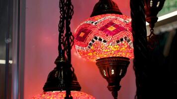 mehrfarbig Türkisch Mosaik Lampen auf das Decke Markt im das berühmt großartig Basar im Istanbul, Truthahn video