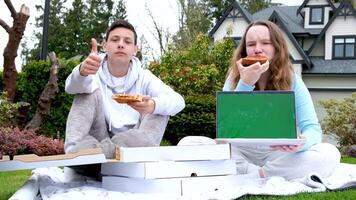 Laptop zwei Teen Jugendliche zeigen Klasse Pizza Box Zuhause Lieferung Picknick Geburtstag Datum Pizza Lieferung Anzeige bestellen online schnell Essen Sommer- Ferien verbringen mit freunde Dort ist ein Platz zum Werbung Text video